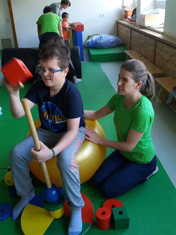 physiotherapie-kinder-schritt-fuer-schritt-4 Ein Tag bei Schritt für Schritt mit Johannes.