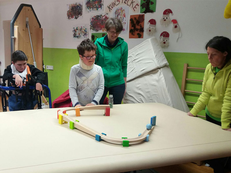 spielen-bei-schritt-fuer-schritt Ein Tag bei Schritt für Schritt mit Johannes.