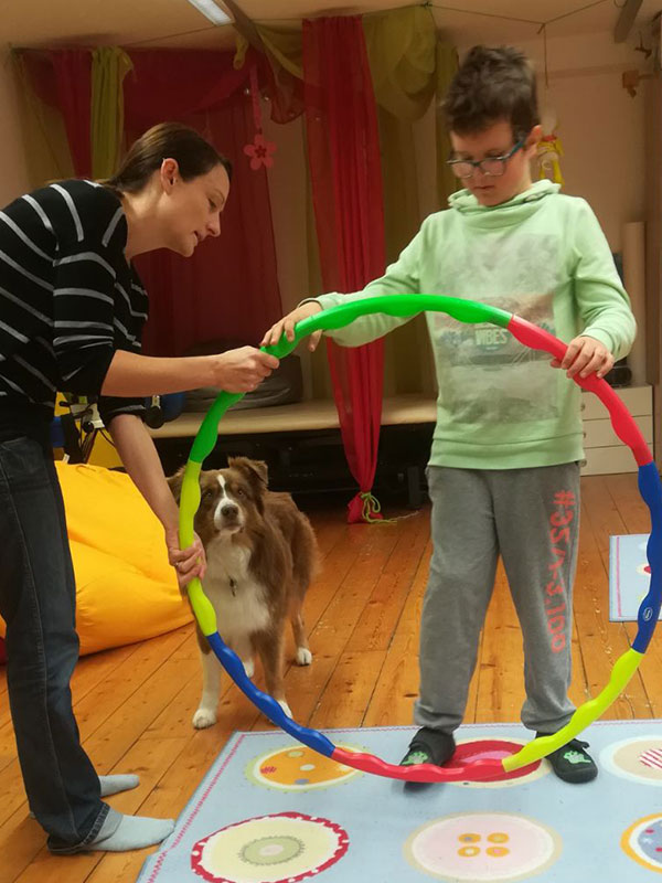 Therapiehunde bei Schritt für Schritt, Verein zur Förderung behinderter Kinder. Tirol.