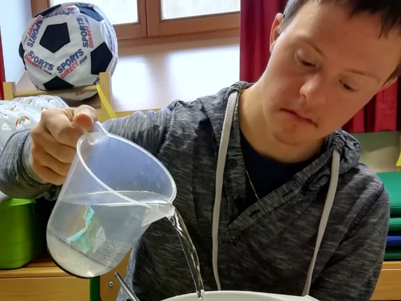 peter Ein Tag bei Schritt für Schritt mit Peter