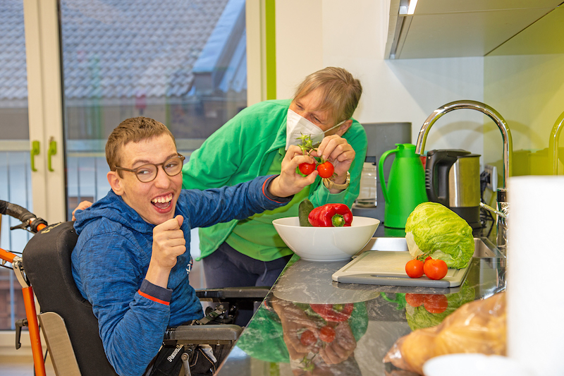 KUECHE BEIM KOCHEN Alltagstraining bei Schritt für Schritt - Alfred in der Küche