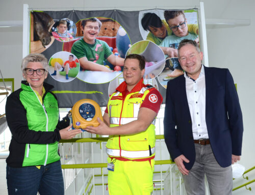 DEFIBRILLATOR BEI SCHRITT FÜR SCHRITT